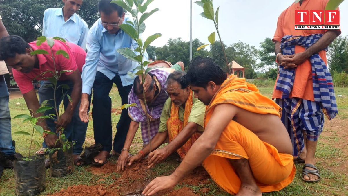 "धरती बचाओ, पेड़ लगाओ" कार्यक्रम के तहत, आदि शक्ति-आशा फाउंडेशन' द्वारा किया गया वृक्षारोपण अभियान।