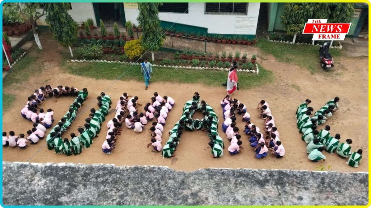 स्कूल के छात्रों ने स्वच्छता पखवाड़ा अभियान के दौरान स्वच्छता और हाइजीन के बारे में संदेश फैलाए