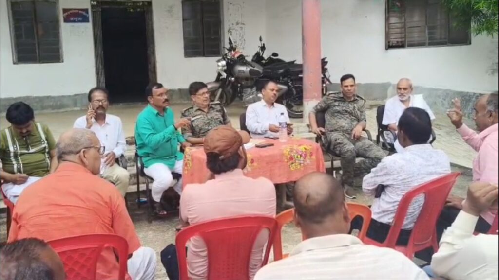 जमुआ थाना में आगामी दुर्गा पूजा को लेकर शांति समिति की बैठक 2 THE NEWS FRAME