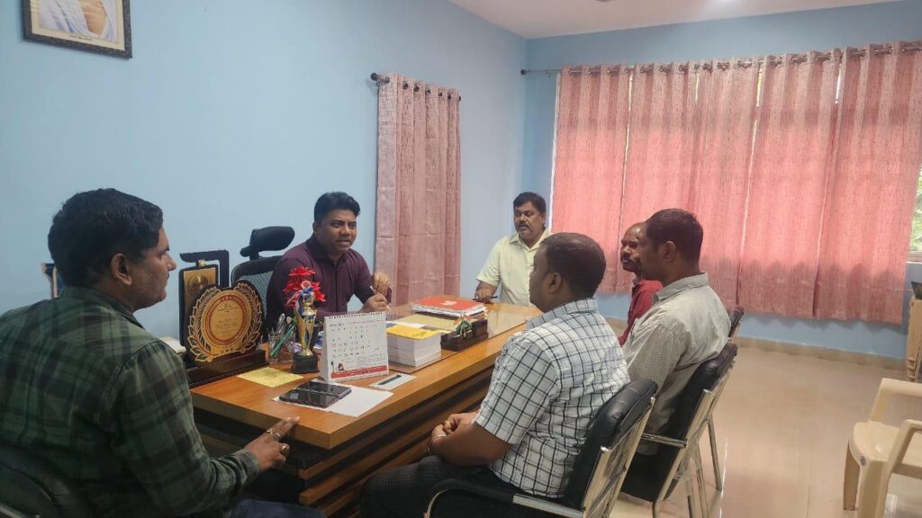 मुख्यमंत्री ग्रामीण गाड़ी योजना के तहत चलने वाले बस मालिकों के साथ एक बैठक 1 THE NEWS FRAME
