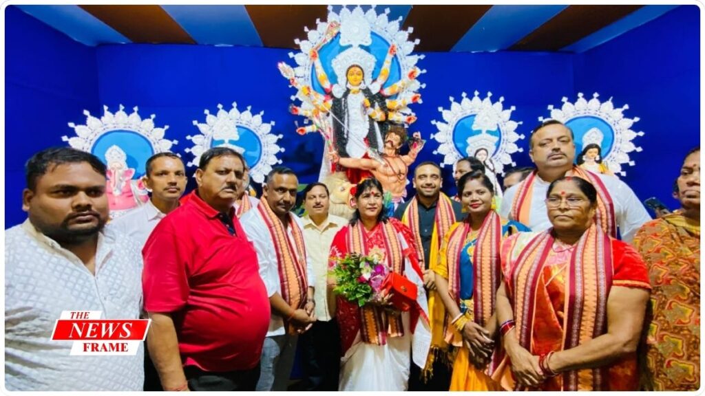 कदमा शास्त्रीनगर दुर्गा पूजा कमिटी, कदमा उत्कल दुर्गा पूजा कमिटी के दुर्गा पूजा पंडाल का पूर्व मंत्री बन्ना गुप्ता ने पूजा अर्चना कर किया उद्घाटन. 2 THE NEWS FRAME