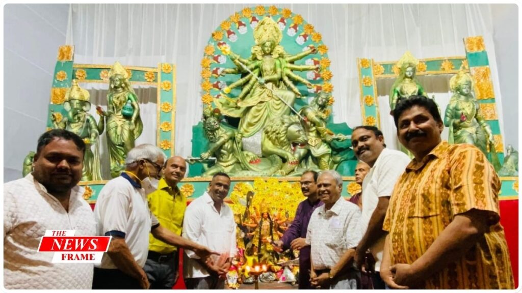 कदमा शास्त्रीनगर दुर्गा पूजा कमिटी, कदमा उत्कल दुर्गा पूजा कमिटी के दुर्गा पूजा पंडाल का पूर्व मंत्री बन्ना गुप्ता ने पूजा अर्चना कर किया उद्घाटन. 1 THE NEWS FRAME