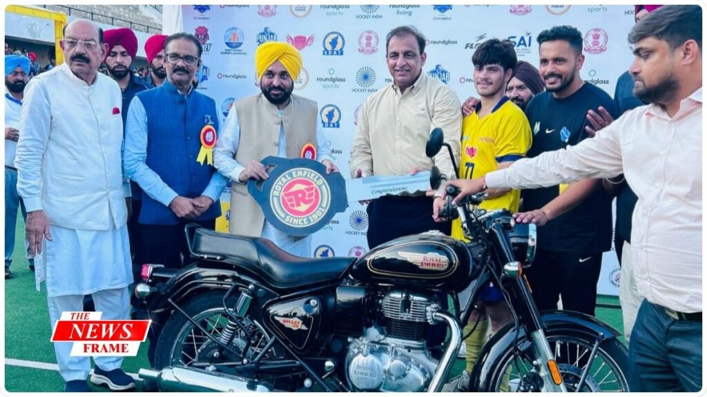 रोमांचक फाइनल में नवल टाटा हॉकी अकादमी उपविजेता बनी, 14 वर्षीय आशीष तानी पुरती बने ‘प्लेयर ऑफ द टूर्नामेंट’ 1 THE NEWS FRAME