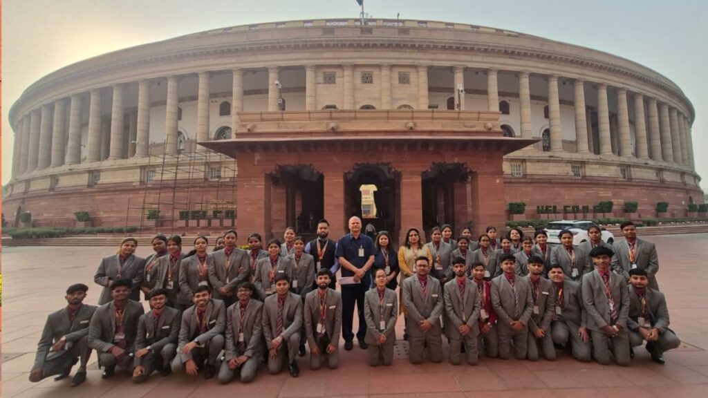 श्रीनाथ विश्वविद्यालय के एनएसएस छात्रों ने संसद भवन का किया भ्रमण 2 THE NEWS FRAME