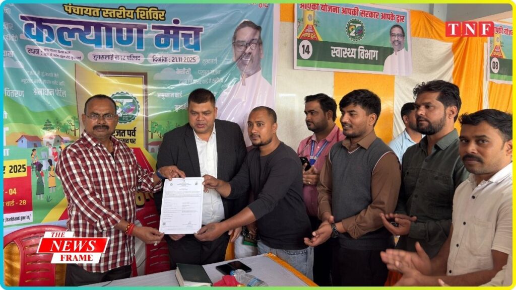 जमशेदपुर में ‘सेवा का अधिकार सप्ताह’ की शुरुआत, उपायुक्त ने 10 जागरूकता वाहनों को रवाना किया 2 राज्य सरकार के निर्देशानुसार जिला अंतर्गत 11 पंचायत एवं 3 नगरीय निकाय क्षेत्र में 'सेवा का अधिकार सप्ताह' के तहत आज शिविर अयोजित किए गए हैं। माननीय विधायक जुगसलाई श्री मंगल कालिंदी ने जुगसलाई नगर परिषद क्षेत्र के शिविर में शामिल होकर लाभुकों को सरकार की योजनाओं / सेवाओं का लाभ लेने हेतु प्रेरित किया।