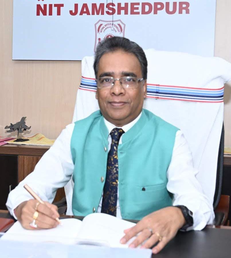 ईमानदारी की मिसाल: IIT खरगपुर कलकता एक्स्टेंशन सेंटर के कर्मचारियों ने लौटाई NIT जमशेदपुर निदेशक की हीरे की अंगूठी 2 एनआईटी जमशेदपुर के निदेशक प्रोफेसर (डॉ.) गौतम सूत्रधर