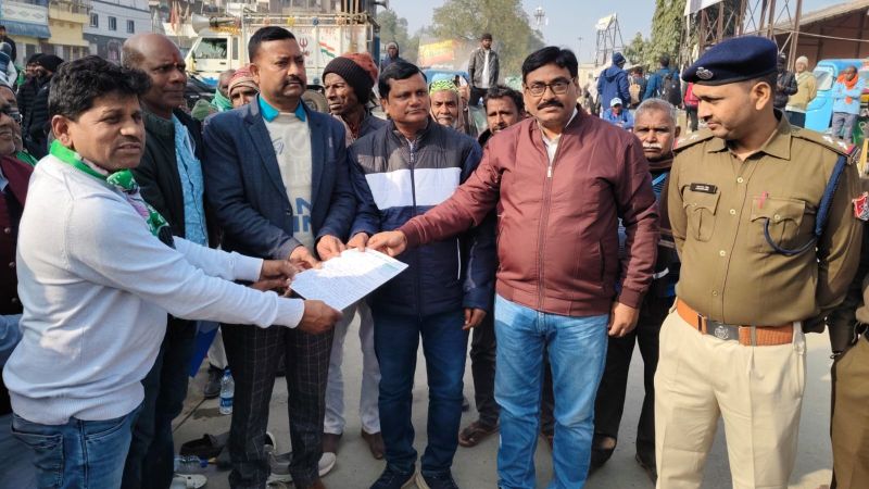 हजारीबाग रोड स्टेशन पर JMM का एकदिवसीय धरना, 6 सूत्री मांगों को लेकर सैकड़ों लोगों की भागीदारी, रेलवे प्रशासन को ज्ञापन भी सौंपा गया 1 THE NEWS FRAME