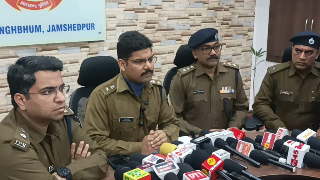 मानगो में बड़ी वारदात से पहले पुलिस की सटीक कार्रवाई, हथियारों के साथ तीन अपराधी गिरफ्तार 1 THE NEWS FRAME