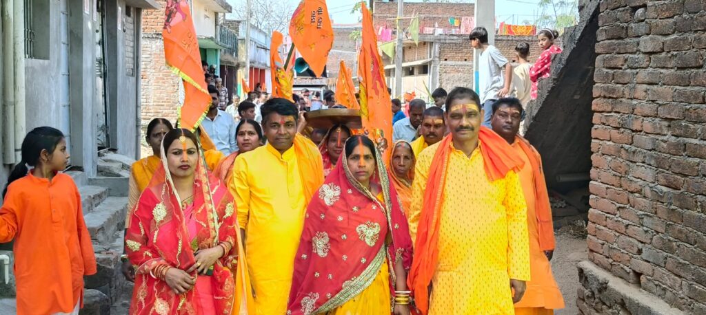 खरगडीहा में आस्था का सैलाब: हनुमान प्राण प्रतिष्ठा महायज्ञ से पूर्व ध्वजारोपण में उमड़ी श्रद्धालुओं की भीड़ 2 THE NEWS FRAME