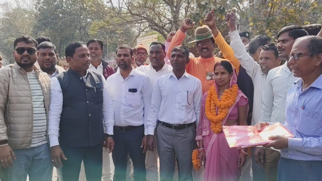 बड़की सरिया नगर पंचायत चुनाव: अध्यक्ष पद में नामांकन के लिए महिलाओं में दिखा जबरदस्त उत्साह 1 THE NEWS FRAME