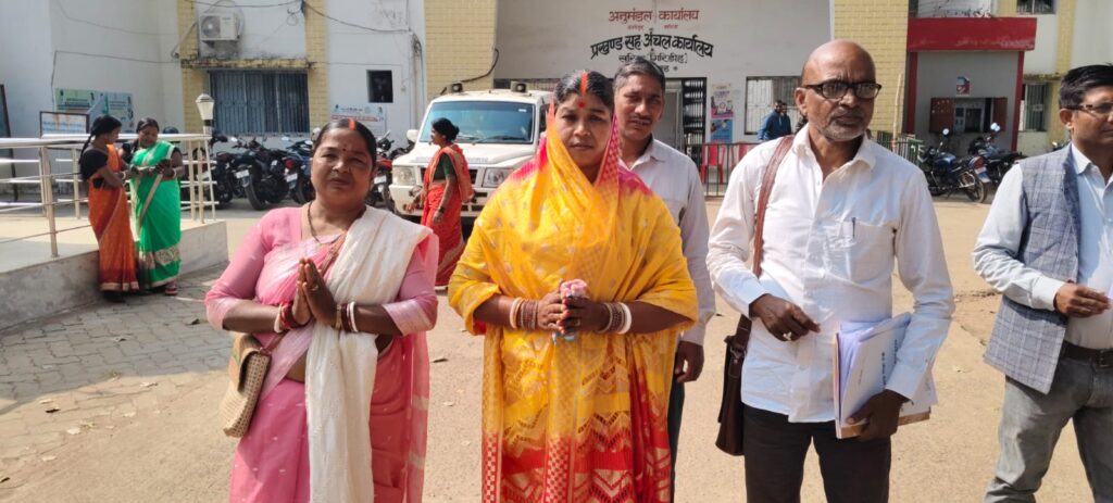 बड़की सरिया नगर पंचायत चुनाव: अध्यक्ष पद में नामांकन के लिए महिलाओं में दिखा जबरदस्त उत्साह 3 THE NEWS FRAME