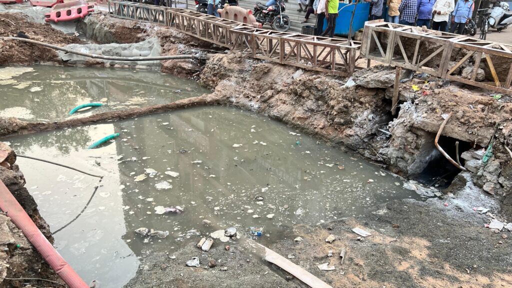मानगो फ्लाईओवर निर्माण के दौरान टूटा बोरिंग, बस्तीवासियों के हंगामे को मेयर सुधा गुप्ता ने कराया शांत 2 THE NEWS FRAME