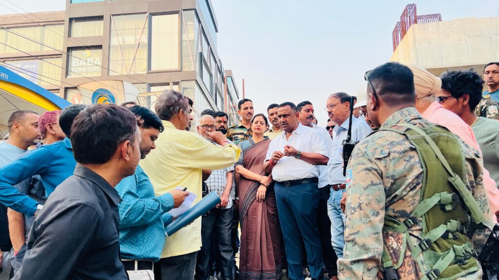 मानगो फ्लाईओवर निर्माण के दौरान टूटा बोरिंग, बस्तीवासियों के हंगामे को मेयर सुधा गुप्ता ने कराया शांत 1 THE NEWS FRAME