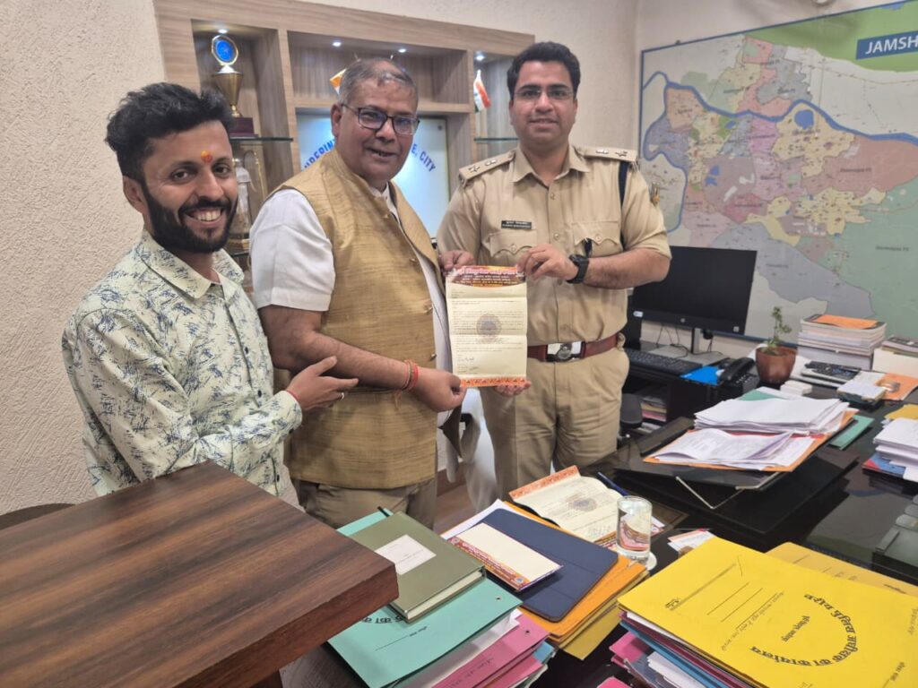 Sonari CH एरिया में चोरी पर मारवाड़ी समाज सख्त, पुलिस अधीक्षक को सौंपा ज्ञापन 2 THE NEWS FRAME