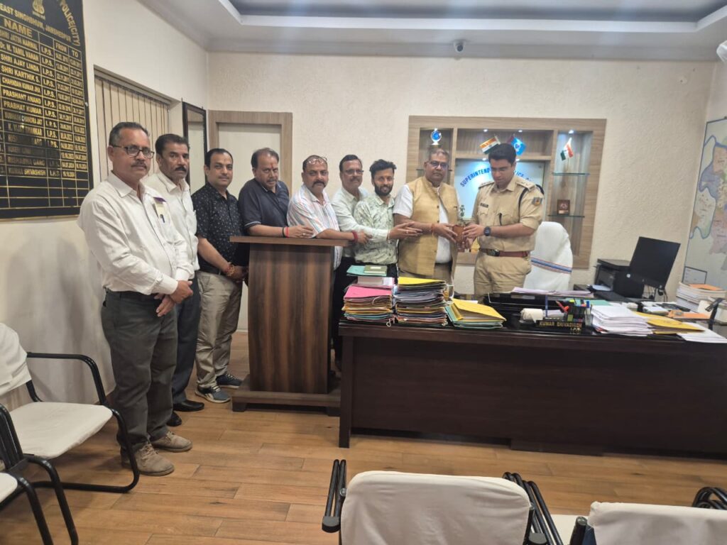 Sonari CH एरिया में चोरी पर मारवाड़ी समाज सख्त, पुलिस अधीक्षक को सौंपा ज्ञापन 1 THE NEWS FRAME