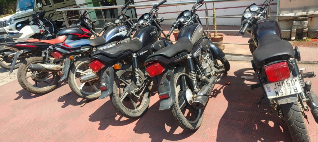 ABM कॉलेज के पास मोटरसाइकिल चोरी: गोलमुरी पुलिस ने 3 शातिर चोर गिरफ्तार किए, 5 बाइक बरामद 1 THE NEWS FRAME