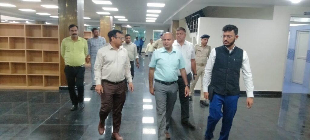 साकची लाइब्रेरी निरीक्षण DM ने शीघ्र शुभारंभ के निर्देश दिए 2 THE NEWS FRAME