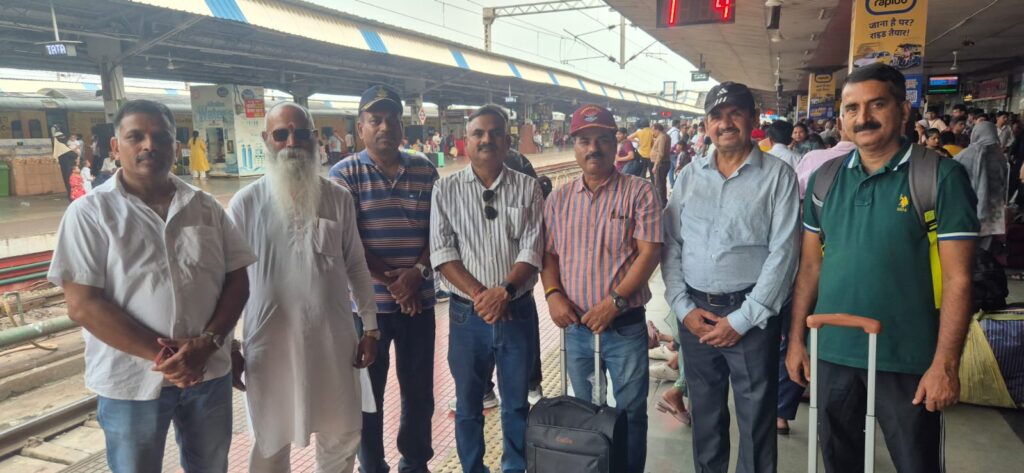 Purv Soldier सुशील कुमार सिंह आगरा में सम्मानित होने के लिये जम्मूतवी से प्रस्थान 2 THE NEWS FRAME