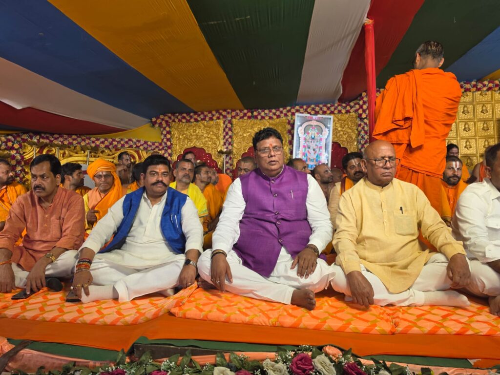 Ayodhya में आयोजित विशाल धर्म सम्मेलन में शामिल हुए सरयू राय 2 THE NEWS FRAME