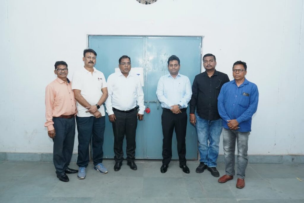 Chaibasa में ईवीएम वेयरहाउस का त्रैमासिक निरीक्षण, मतदाता सूची पुनरीक्षण को लेकर अहम बैठक आयोजित 1 THE NEWS FRAME