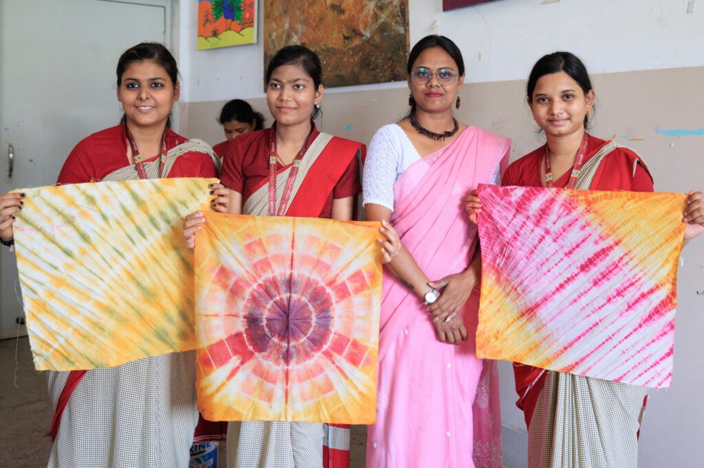 विश्व कला दिवस पर पारंपरिक कला का रंग: Srinath University में बंधनी एवं बाटिक कार्यशाला आयोजित 1 THE NEWS FRAME