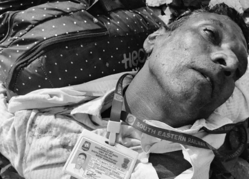 Purvi सिंहभूम जिले के धालभूमगढ़ में रेल हादसा: चाकुलिया रेलवे कर्मचारी उदय शंकर दानदू की ट्रेन से गिरकर दर्दनाक मौत 1 THE NEWS FRAME
