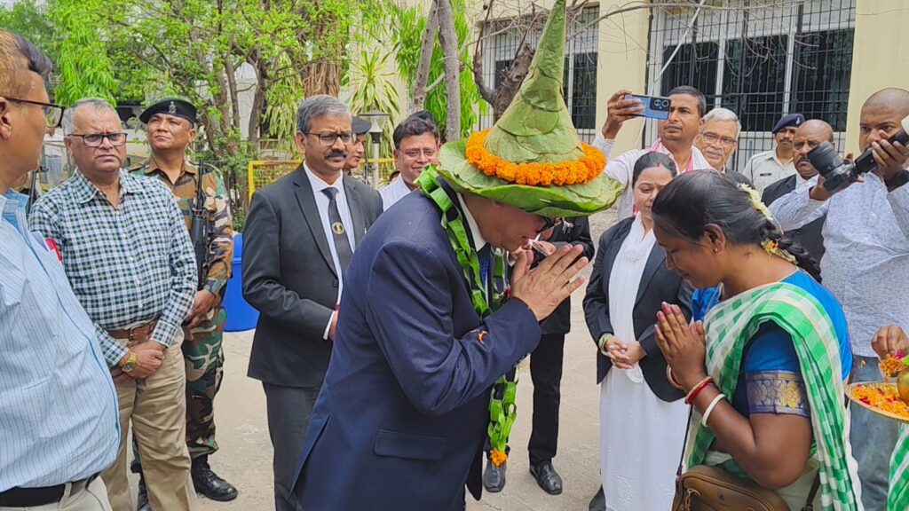 Jharkhand हाईकोर्ट के चीफ जस्टिस का चाईबासा आगमन, न्यायालय परिसर में भव्य स्वागत न्याय व्यवस्था को मिलेगी नई दिशा 1 THE NEWS FRAME
