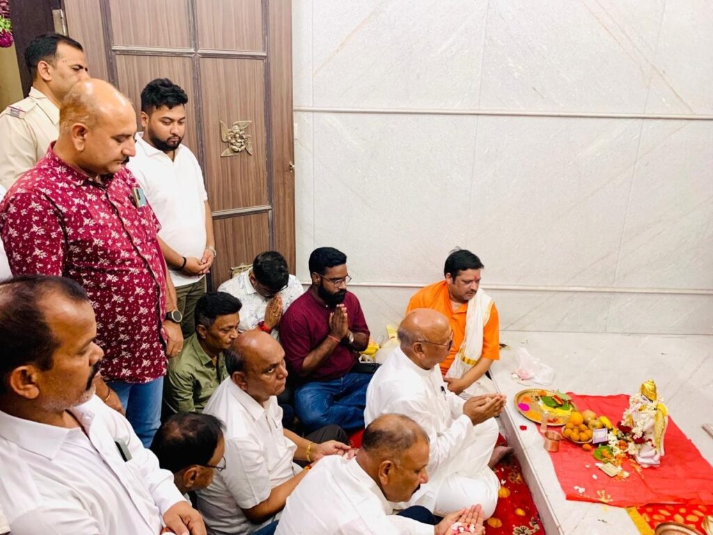 Shri लक्ष्मीनारायण मंदिर में गरुड़ स्तंभ पर गरुड़ भगवान की प्रतिष्ठापना: धार्मिक आयोजन की भव्यता 1 THE NEWS FRAME