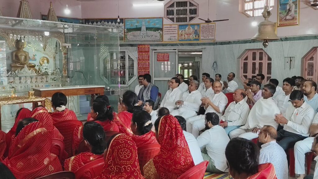 World णमोकार दिवस पर सरिया में भक्ति का संगम, सामूहिक मंत्र जाप से गूंजा दिगम्बर जैन मंदिर परिसर 3 THE NEWS FRAME
