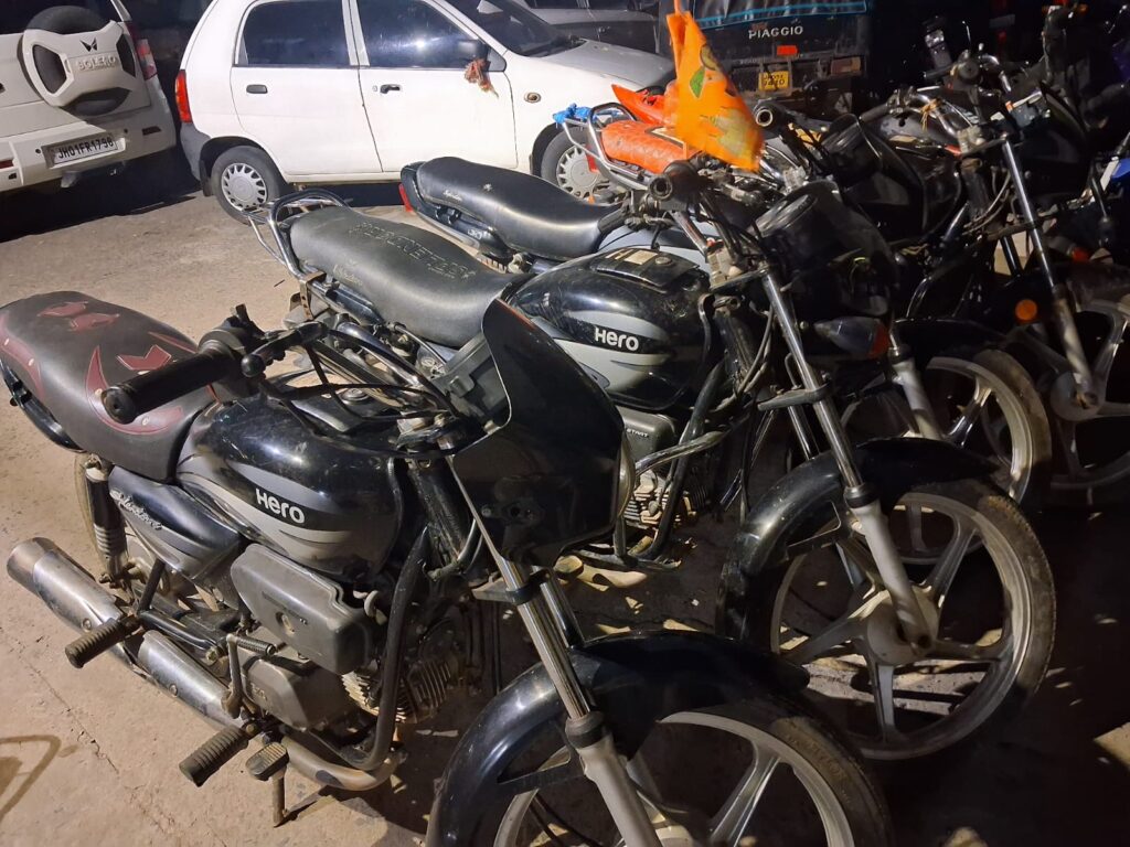 Motorcycle चोर गिरोह पर पुलिस का शिकंजा 4 बाइक बरामद, 2 बदमाश गिरफ्तार 1 THE NEWS FRAME