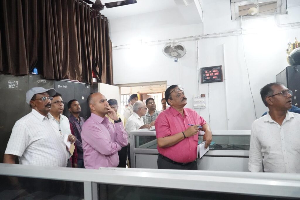 DM का समाहरणालय औचक निरीक्षण अनुशासन और स्वच्छता पर जोर 1 THE NEWS FRAME