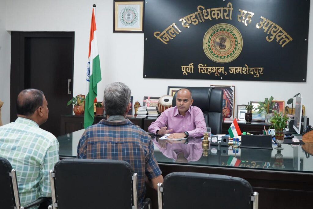 DM कर्ण सत्यार्थी का जन शिकायत निवारण दिवस आम जनता की आवाज बनी 2 THE NEWS FRAME