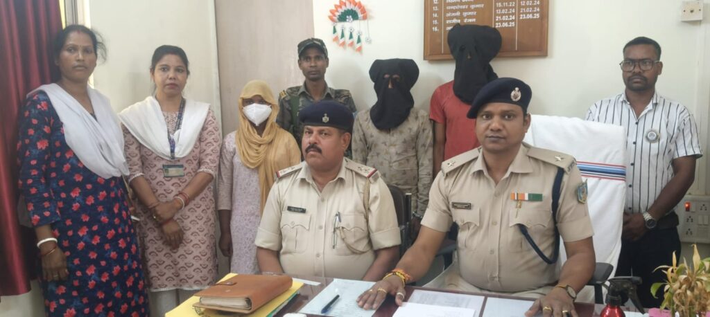 16 Year नाबालिग लापता मामला सुलझा: चक्रधरपुर पुलिस की तत्परता से युवती बरामद, दो आरोपी गिरफ्तार 1 THE NEWS FRAME
