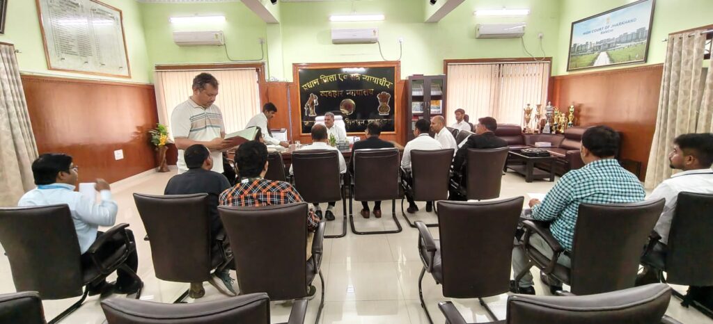 जमशेदपुर में NI एक्ट के मामलों का निष्पादन स्पेशल लोक अदालत की तैयारी की बैठक 2 THE NEWS FRAME