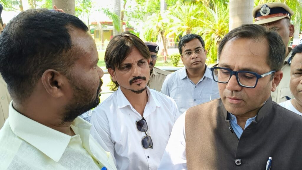 Chakradharpur में रेल व्यवस्था पर गंभीर सवाल – यात्री ट्रेनें लेट, मालगाड़ियों को प्राथमिकता, जनता में भारी आक्रोश 1 THE NEWS FRAME