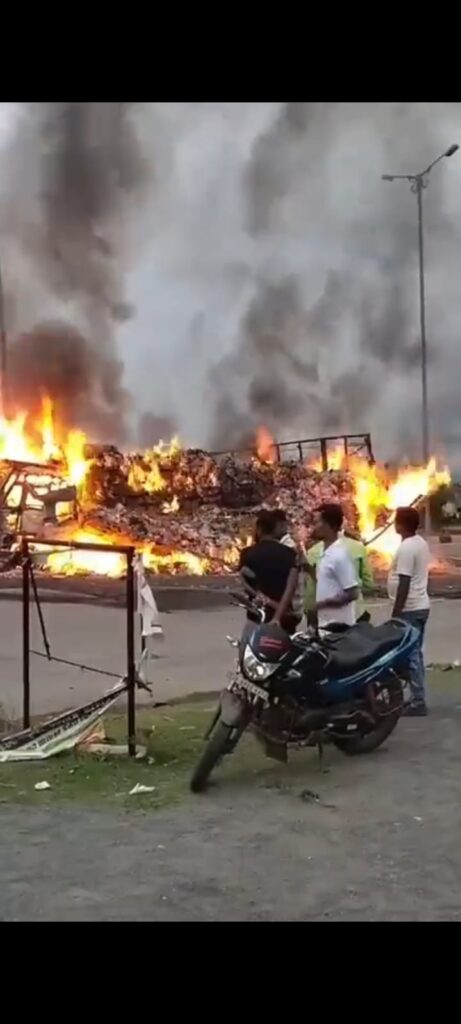 Giridih में भीषण सड़क हादसा दो ट्रकों की टक्कर के बाद लगी आग, जिंदा जलने की आशंका 1 THE NEWS FRAME