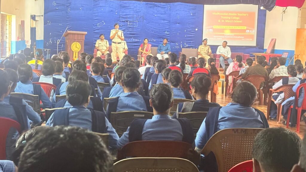 सेंट Mary स्कूल व मधूसुदन महतो टीचर्स ट्रेनिंग कॉलेज में अग्नि सुरक्षा प्रशिक्षण आयोजित 3 THE NEWS FRAME