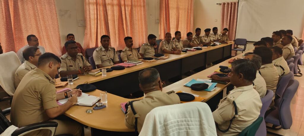 Ghatsila पुलिस बैठक 24 अप्रैल 2026 लंबित मामलों पर सख्ती, छापामारी के निर्देश 2 THE NEWS FRAME