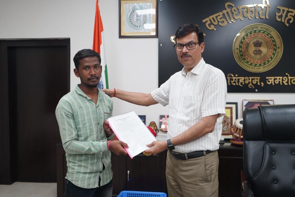 Purvi सिंहभूम उपायुक्त ने अनुकंपा नियुक्ति के तहत तीन आश्रितों को सौंपे नियुक्ति पत्र 1 THE NEWS FRAME