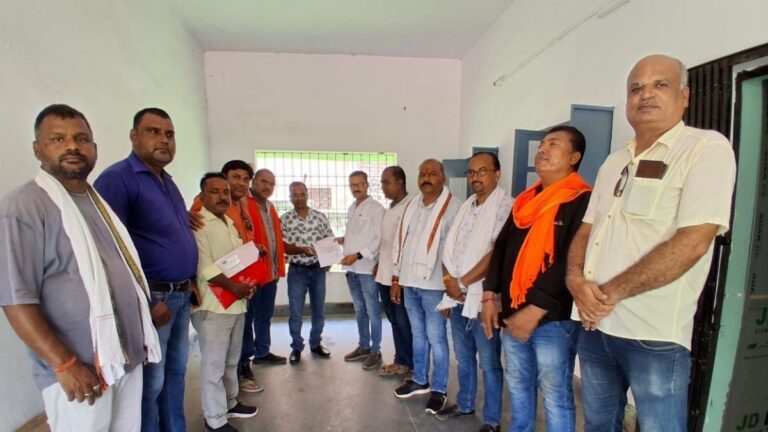 Mango में घटिया विद्युत तार लगाने का आरोप स्थानीय लोगों ने उठाई गुणवत्ता जांच की मांग 18 Mango में घटिया विद्युत तार लगाने का आरोप स्थानीय लोगों ने उठाई गुणवत्ता जांच की मांग
