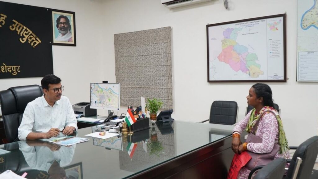 जन शिकायत निवारण दिवस में DM ने सुनीं लोगों की समस्याएं कई मामलों का ऑन द स्पॉट समाधान 1 THE NEWS FRAME
