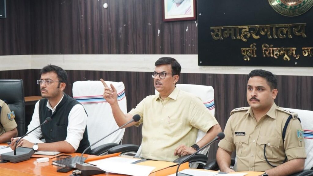 DM की अध्यक्षता में हुई सड़क सुरक्षा एवं यातायात प्रबंधन समिति की बैठक स्कूल वाहनों की फिटनेस जांच को लेकर सख्त निर्देश 1 THE NEWS FRAME