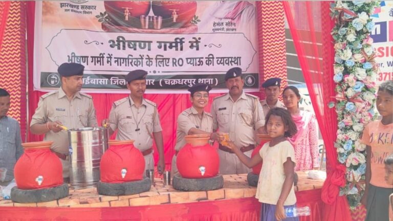भीषण गर्मी में Chakradharpur पुलिस बनी सहारा राहगीरों के लिए लगाया RO प्याऊ और बांटा शरबत 14 भीषण गर्मी में Chakradharpur पुलिस बनी सहारा राहगीरों के लिए लगाया RO प्याऊ और बांटा शरबत