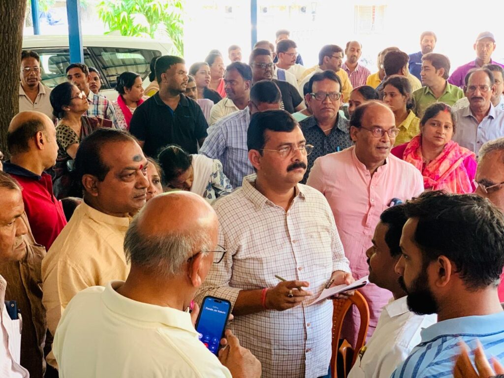 PM आवास के सैकड़ों लाभार्थियों ने सरयू राय को बताई अपनी परेशानी 6 मई को गृहप्रवेश पूजा का फैसला 1 THE NEWS FRAME
