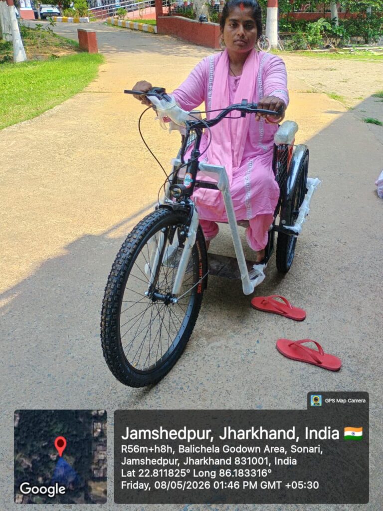 DM ने जन शिकायत निवारण दिवस में सुनी नागरिकों की समस्याएं ममता कुमारी को तत्काल ई-ट्राई साइकिल 1 THE NEWS FRAME
