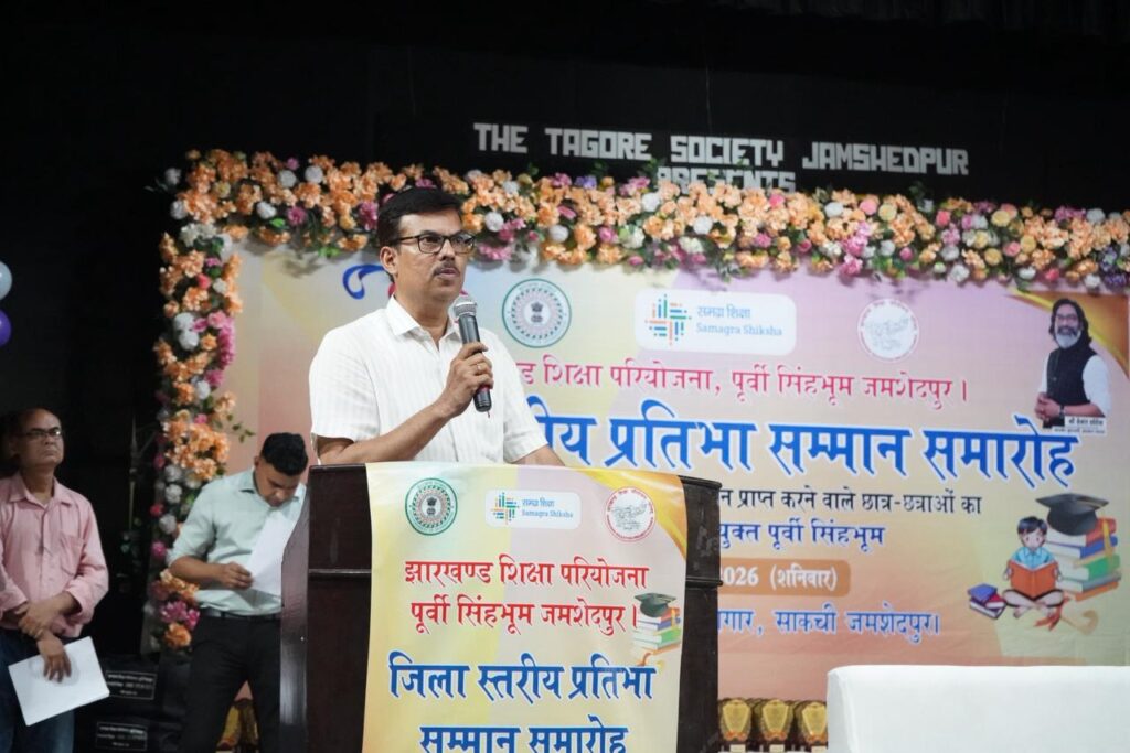 पूर्वी सिंहभूम के मेधावी विद्यार्थियों का जिला प्रशासन ने किया भव्य सम्मान JAC CBSE और ICSE टॉपर्स हुए सम्मानित 1 THE NEWS FRAME