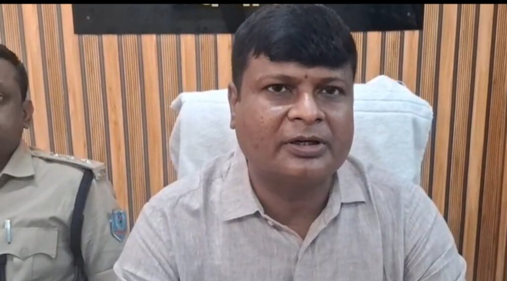 बगोदर में अतिक्रमण हटाने को लेकर प्रशासन सख्त, नेहरू चौक से शुरू होगा अभियान 1 THE NEWS FRAME