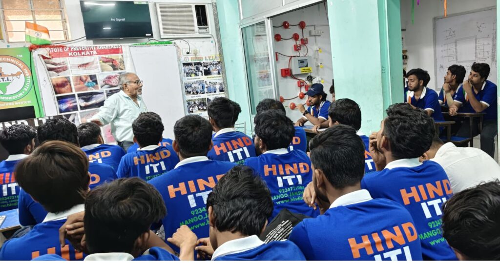 HIND ITI में फर्स्ट एड सेफ्टी ट्रेनिंग आयोजित, छात्रों को सिखाए गए जीवनरक्षक उपाय 1 THE NEWS FRAME
