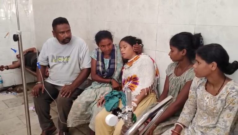 चाईबासा में दर्दनाक हादसा: पलंग पर सो रही 14 वर्षीय बच्ची को चिती सांप ने डसा, ICU में भर्ती 122 चाईबासा में दर्दनाक हादसा: पलंग पर सो रही 14 वर्षीय बच्ची को चिती सांप ने डसा, ICU में भर्ती