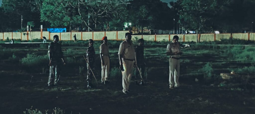 जमशेदपुर Police का बड़ा एक्शन 49 स्थानों पर ताबड़तोड़ छापेमारी 172 लोगों का सत्यापनसंदिग्ध गतिविधियों पर कड़ी नजर 1 THE NEWS FRAME